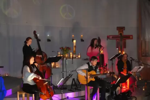 Unter dem Motto „Give Peace a Chance“ fand in der Kirche ein Benefizkonzert mit dem Musikensemble Lojer-Korf und dem Freundeskre