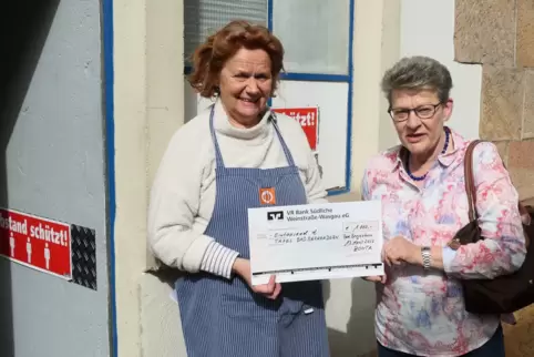 Die Clubpräsidentin Susanne Faber (rechts) mit Tafel-Leiterin Mathilde David bei der symbolischen Scheckübergabe.