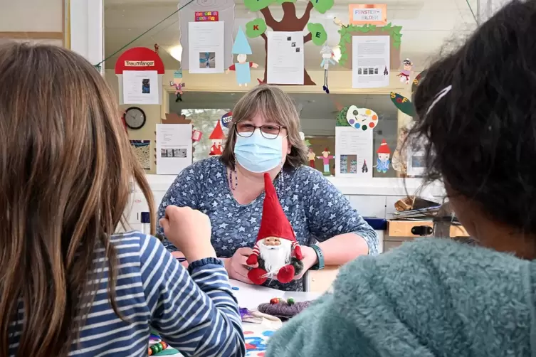 Projektarbeit im Kinderhort Wallgasse: Azubi Inge Kohlmaier. 