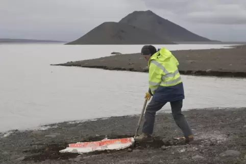 Spurensicherung im hohen Norden: Betty Beier bei der Abnahme einer Erdscholle auf Island.