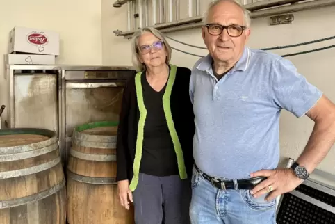 Unter anderem vor Elektrogeräten, die in den Flammen standen: Gabriele und Werner Nelle. 