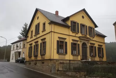  Im alten Pfarrhaus ist eine Kleiderkammer eingerichtet worden. 