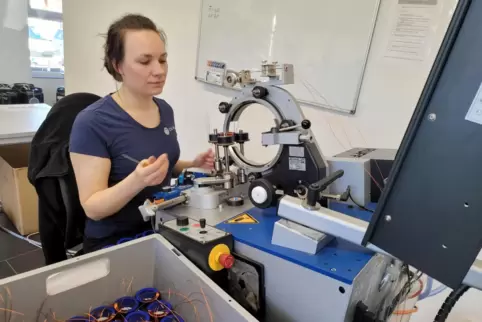 Bei der Arbeit: Livia Pazer bewickelt einen Ringkern. 