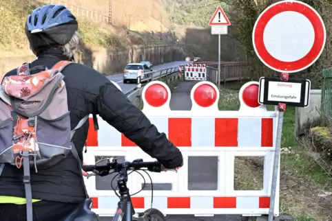 Gefährlich: Fahrradfahrer und Fußgänger müssen auf die Bundesstraße ausweichen. 
