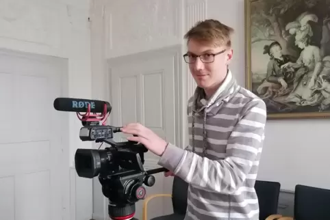 Mit guter Technik ausgerüstet: Nils Raab mit der Kamera im städtischen Trauzimmer. 