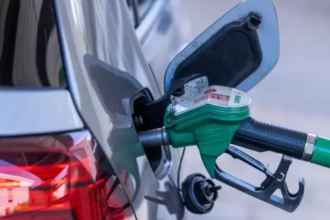 Im März sind die Preise für Kraftstoffe in Deutschland weit stärker gestiegen als in früheren Krisen. 