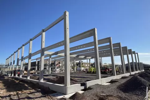 Wie aus dem Baukasten: Die Lagerhalle wird aus vorgefertigten Betonteilen zusammengesteckt. 