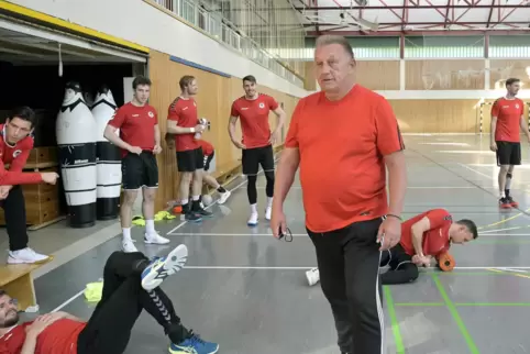 Er ist wieder da: Eulen-Trainer Michael Biegler (rechts).