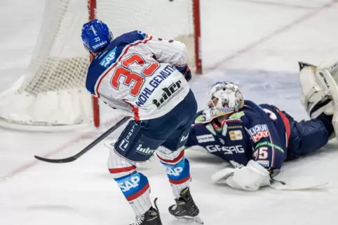 Da sah’s wieder gut aus für die Adler: Tim Wohlgemuth gelingt der 3:3-Ausgleich. 