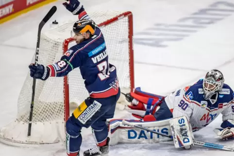 Yannick Veilleux gelingt das 3:2 für die Eisbären. 