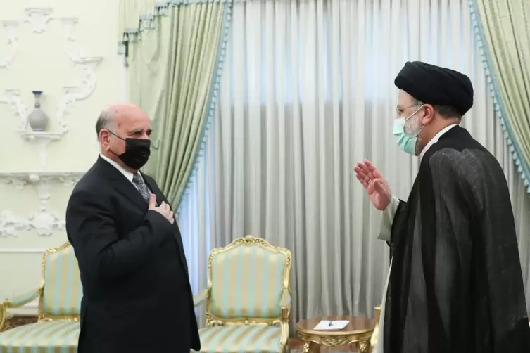 Treffen in Teheran Mitte April: Ebrahim Raisi (rechts), Präsident des Iran, und Fuad Hussein, Außenminister des Irak. 