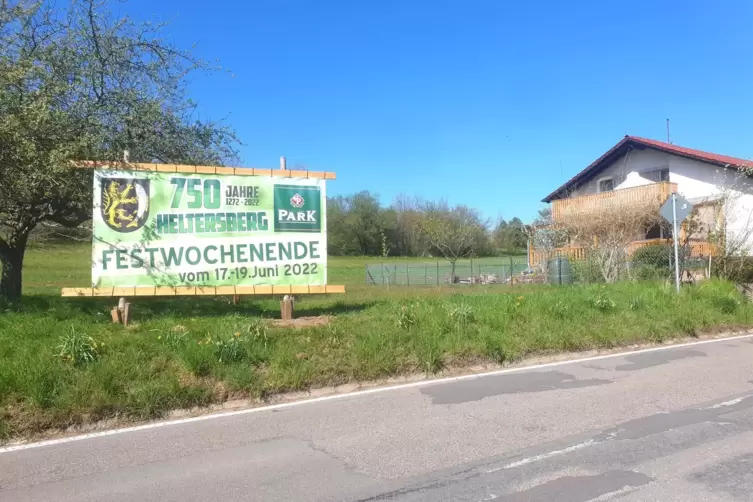 An den Ortseingängen weisen große Banner bereits auf das Jubiläum zum 750-jährigen Bestehen der Gemeinde Heltersberg hin. Am Son