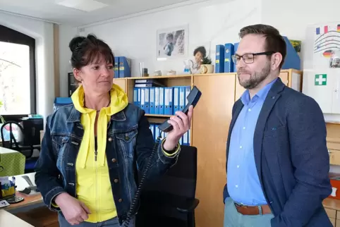 Die Telefonleitung im Kita-Büro war zwei Wochen tot. Leiterin Sigrid Konrad (links) musste mit ihrem Handy auf den Berg zum Tele