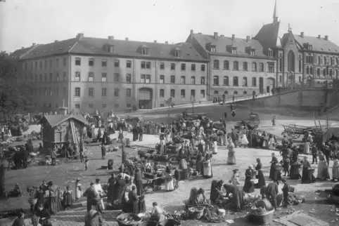Die historische Aufnahme zeigt einen Blick auf den Oberen Schloßplatz. Im Hintergrund ist die Klostertreppe mit dem Nardinihaus 