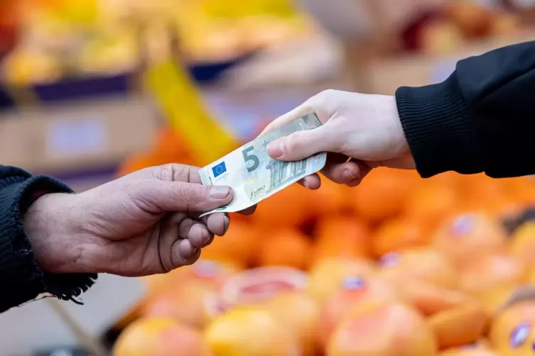 Auch beim Obst- und Gemüsekauf müssen mehr und mehr Kunden aufs Geld achten und genau rechnen. 