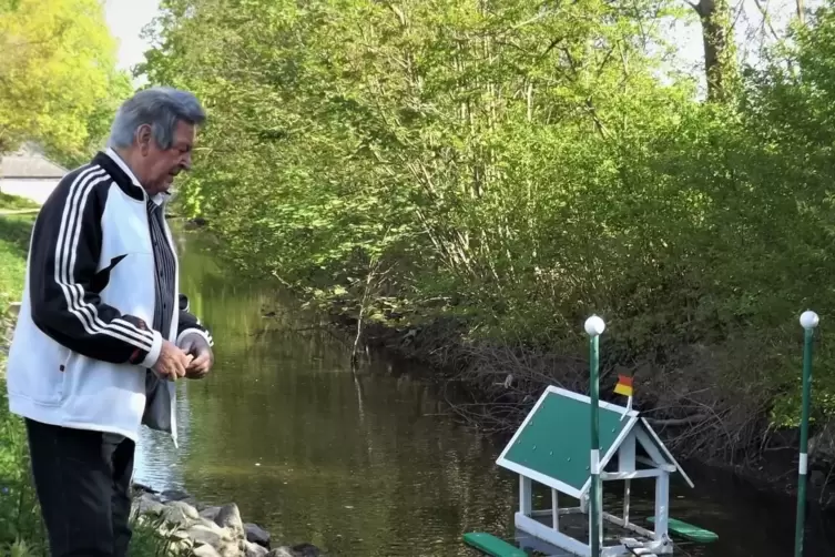 Werner Ockuly verbindet eine lange Freundschaft mit den Enten. Nun hat er ihnen eine Villa auf Stelzen ins Wasser gebaut.