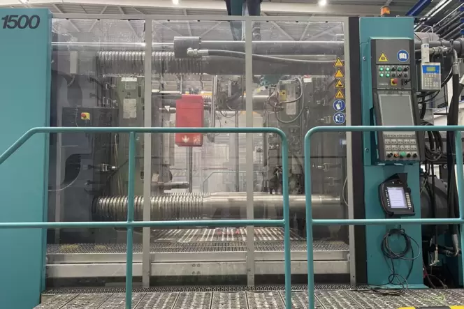 Eine Spritzgussmaschine von Bito. Eine Spritzgussmaschine von Bito.