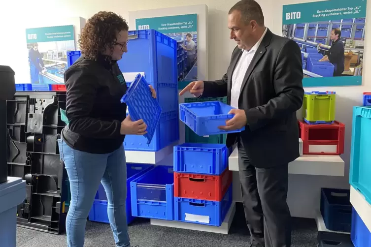 Produktvorstellung (von links): Isabel Kalinke vom Marketing und Werkleiter Henrik Wolf.