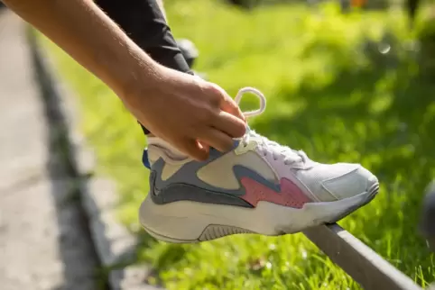 Gutes Schuhwerk ist wichtig, wer beim Bewegungsangebot in Neustadt mitmachen möchte. 