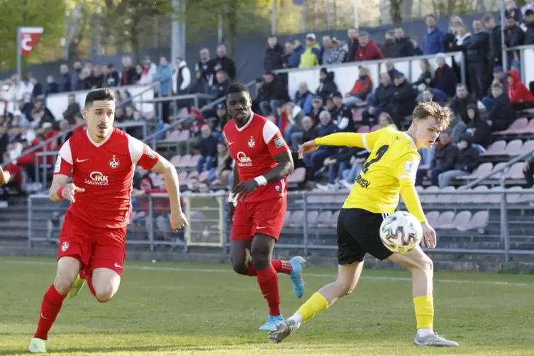 Kann nur hinterherschauen: Saarbrückens Tim Weber. Links Angelos Stavridis, in der Mitte Mamadou Seydou Bangura von der FCK-U19.
