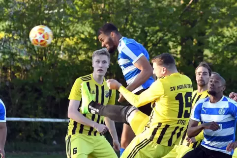 So ging es los in Rüssingen: Mit einem wuchtigen Kopfball trifft Kevin Enama Bourreau zum 1:0 für den Gastgeber.