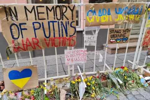 Vor der russischen Botschaft in Estlands Hauptstadt Tallinn haben Menschen Anti-Putin-Plakate aufgehängt. 