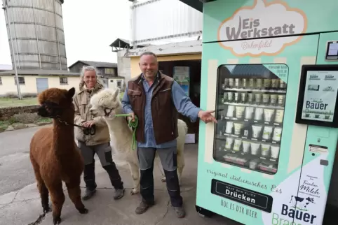 Ute und Martin Schowalter mit ihren Alpakas Merlin (links) und Al Capone vor dem neuen Eisautomaten. 