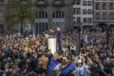 Meister der Selbstinszenierung: Wahlkämpfer Emmanuel Macron am 12. April vor dem Straßburger Münster.