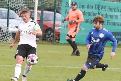 Führt sein Team als Kapitän bislang stark durch diese Runde: Steinbachs Dawid Szaszorowski (links). 