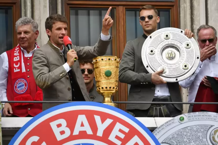 Davon träumen die Bayern-Fans: endlich wieder eine Meisterfeier auf dem Marienplatz, mit Thomas Müller (links) und Manuel Neuer 