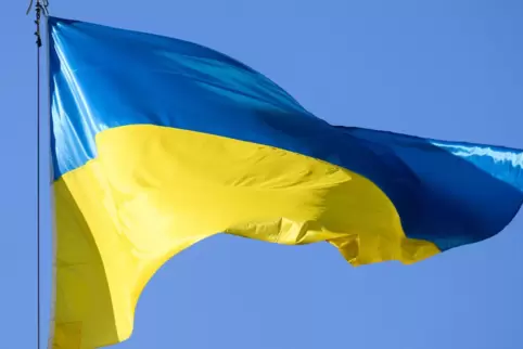 Ein Zeichen der Solidarität: das Hissen der ukrainischen Nationalflagge. 