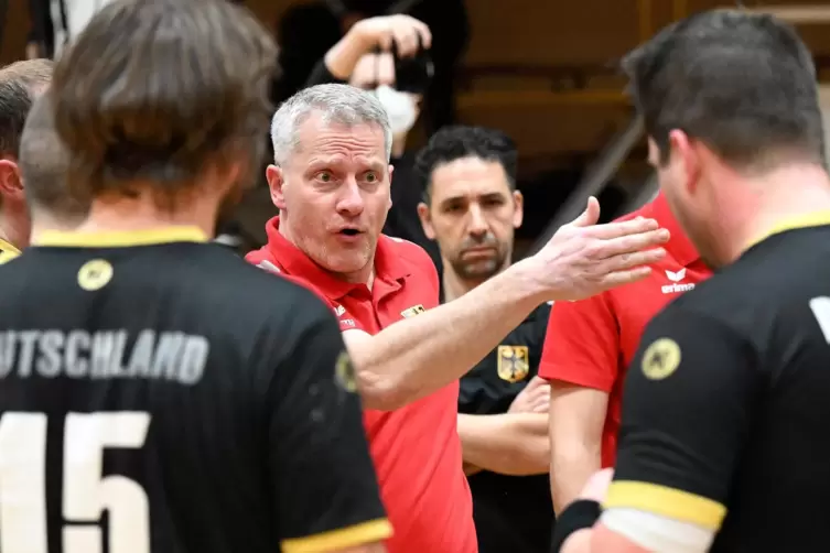 So geht’s: Alexander Zimpelmann ist seit fünf Jahren Coach der deutschen Gehörlosennationalmannschaft der Handballer. In Brasili