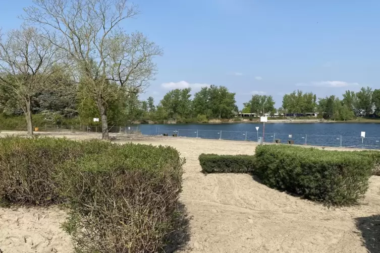 Am Ufer des Willersinnweihers gibt es auch einen Sandstrand. 