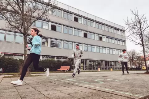 Schüler beim Lauf um das THG-Gebäude.