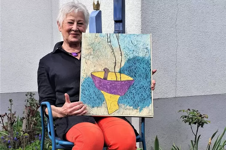 Ingrid Hess und eines ihrer neuen Werke, die sie bei der &bdquo;Zeitspur&ldquo; zeigt.