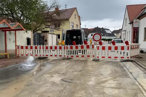 Gesperrt: der von den Rohbrüchen betroffene Abschnitt der Hauptstraße in Großniedesheim. 