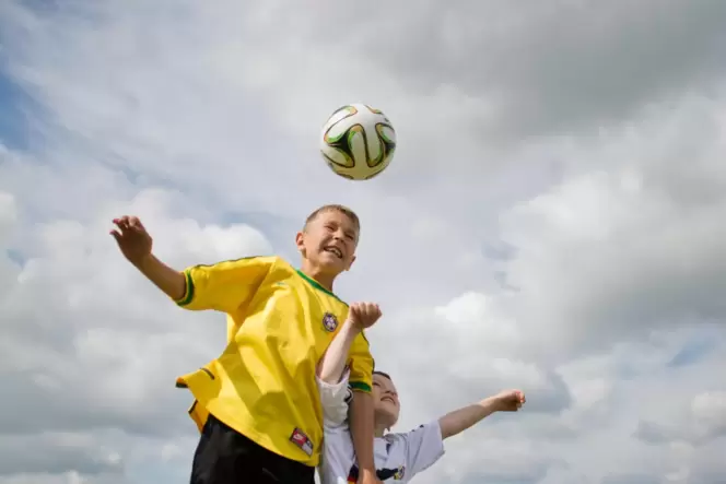 Kopfbälle im Jugendfußball sind in England für Kinder bis zwölf Jahre verboten, in den USA liegt die Grenze bei zehn Jahren. Der