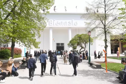 Alles wieder da: Schaulustige in den Giardini in Venedig