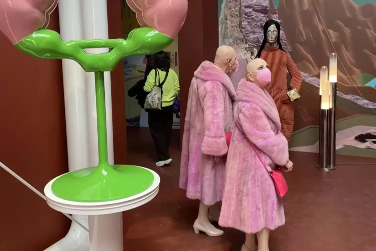D&uuml;rfen nicht fehlen: &Uuml;berirdisches Lebensk&uuml;nstlerduo Eva und Adele im &ouml;sterreichischen Pavillon.