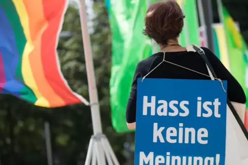 Wahrheit statt Wut: Besonders in sozialen Netzwerken wimmelt es von Hasskommentaren und Fake News.