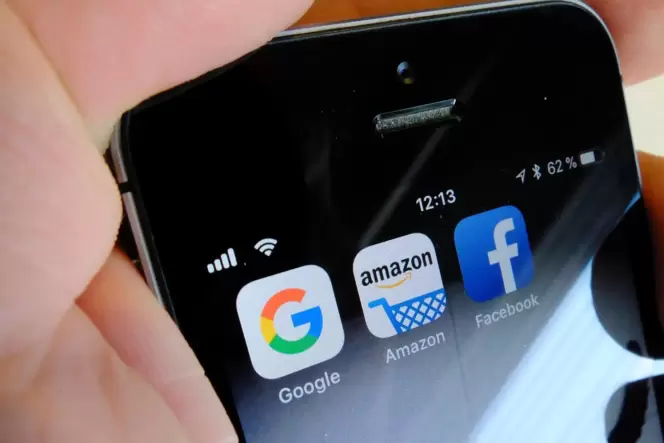 Die Macht der Internet-Giganten wie Facebook, Google oder Amazon soll eingeschränkt werden. Die Macht der Internet-Giganten wie Facebook, Google oder Amazon soll eingeschränkt werden.