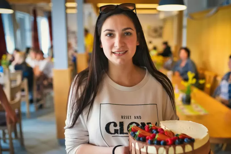 Tayu Krenytska mit ihrer selbstgebackenen Torte.