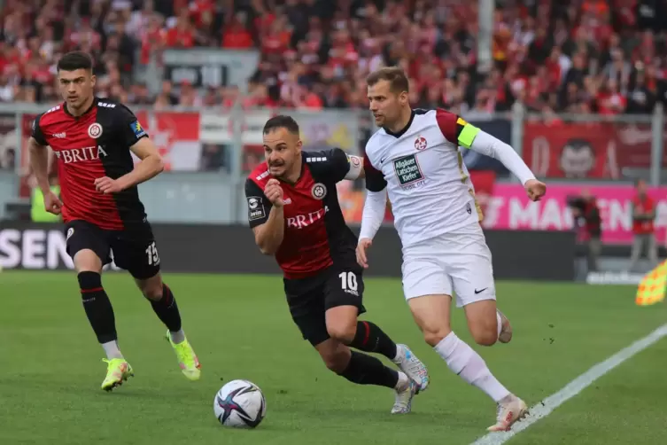 Sch&uuml;tze des Ausgleichs: Hendrick Zuck (rechts), hier im Duell mit Sebastian Mrowca, markierte per Strafsto&szlig; das 1:1.