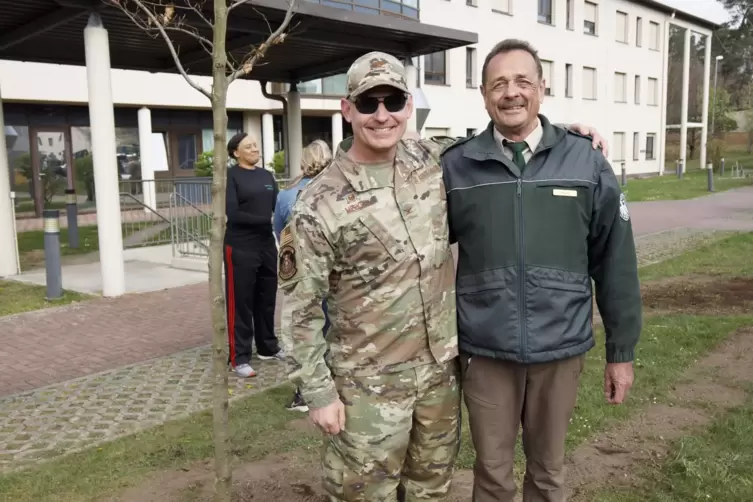 US-Colonel (Oberst) Chris Meeker (links) und Erhard Schaefer vom Bundesforstbetrieb Rhein-Mosel k&auml;mpfen gemeinsam gegen den Klim