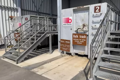 Typisch deutsch: Auch auf der Air Base gibt es einen Wertstoffhof. Nur ist hier alles auf englisch ausgezeichnet. 