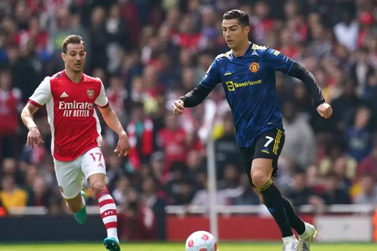 In London wieder am Ball: Cristiano Ronaldo, links Arsenals Cedric Soares.