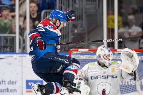Mehr Tore fordert Florian Elias von den Mannheimer Adlern. Er geht mit gutem Beispiel voran – in Spiel zwei gegen die Eisbären B