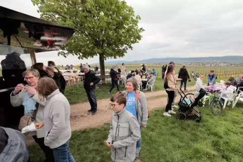 Der Blick ist herrlich: Bei der Weinwanderung „Rund um den Steinacker“ in Kirchheim freuten sich die Besucher (hier am Stand von