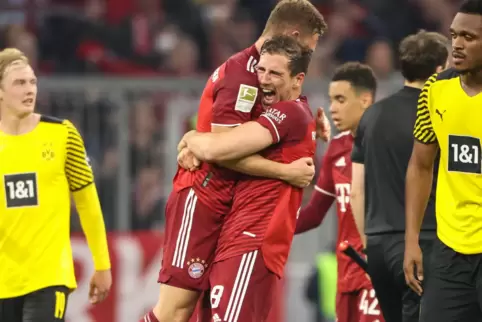 Joshua Kimmich (links) und Leon Goretzka bejubeln den Sieg gegen den BVB.