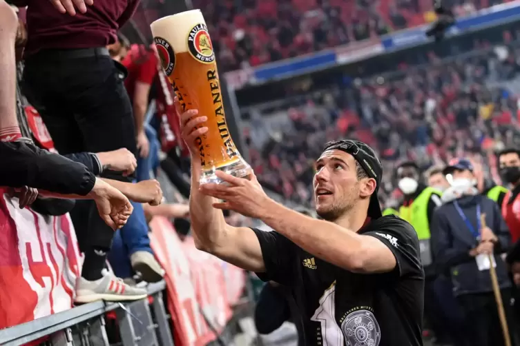 Leon Goretzka feiert mit den Fans.